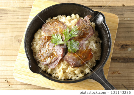 Garlic rice topped with grilled meat Garlic rice topped with grilled meat 131143286
