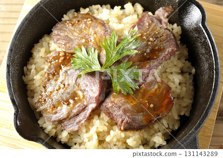 Garlic rice topped with grilled meat Garlic rice topped with grilled meat 131143289