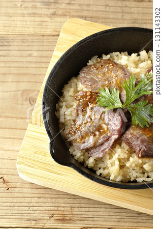 Garlic rice topped with grilled meat 131143302