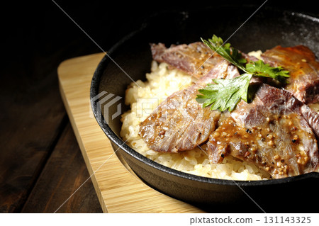 Garlic rice topped with grilled meat Garlic rice topped with grilled meat 131143325