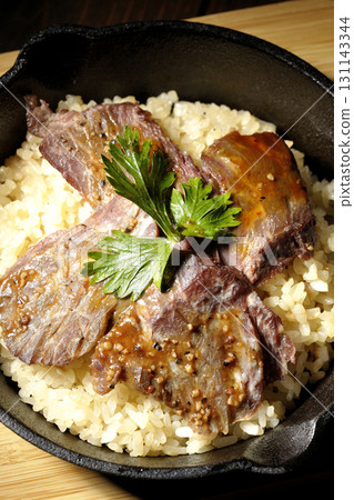 Garlic rice topped with grilled meat Garlic rice topped with grilled meat 131143344