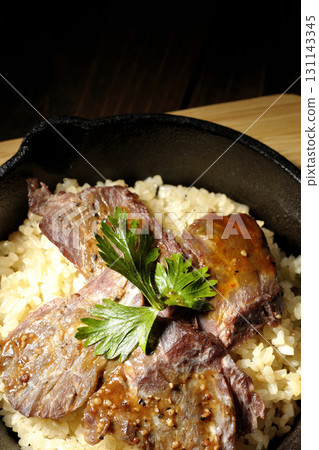 Garlic rice topped with grilled meat Garlic rice topped with grilled meat 131143345
