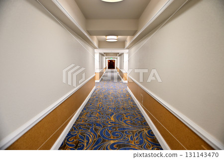 一條長長的走廊 131143470