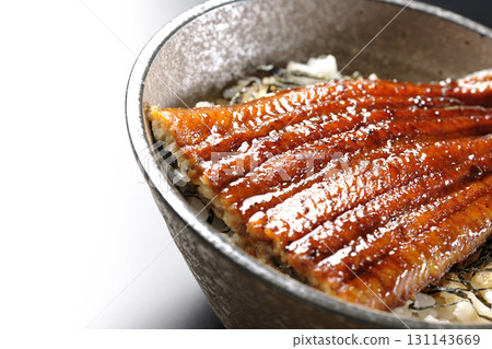黑色背景下單獨拍攝的鰻魚碗 黑色背景下單獨拍攝的鰻魚碗 131143669