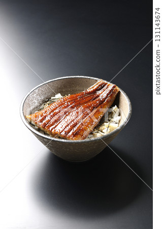 黑色背景下單獨拍攝的鰻魚碗 131143674