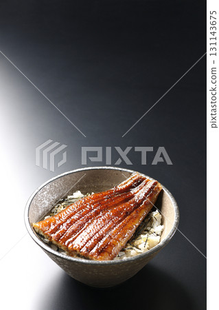 黑色背景下單獨拍攝的鰻魚碗 黑色背景下單獨拍攝的鰻魚碗 131143675