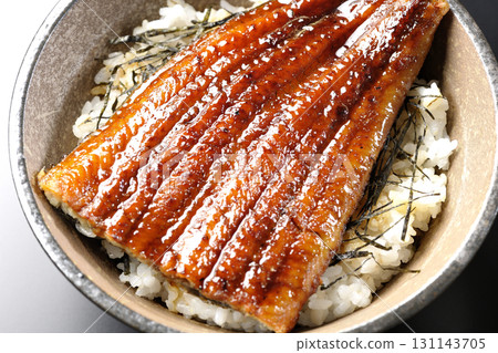 黑色背景下單獨拍攝的鰻魚碗 131143705