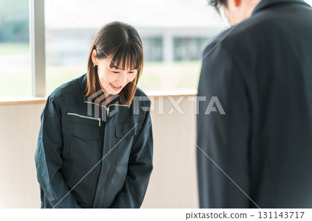 穿著工作服的女商人在商務談判、會議、會議上打招呼 穿著工作服的女商人在商務談判、會議、會議上打招呼 131143717