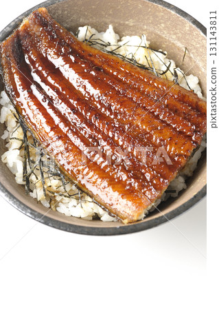 白色背景下單獨拍攝的鰻魚碗 131143811