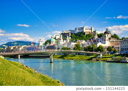 薩爾斯堡老城區和薩爾察赫河的壯麗景色 131144225