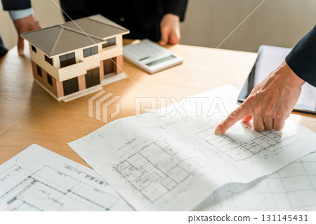 商人們在房屋模型和藍圖前開會 131145431