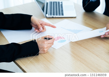 兩位商人正在開會 兩位商人正在開會 131146939