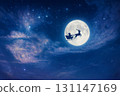 聖誕老人在夜空和滿月中映照的幻想 131147169
