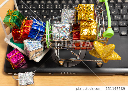 Image of purchasing Christmas presents online on a computer 131147589