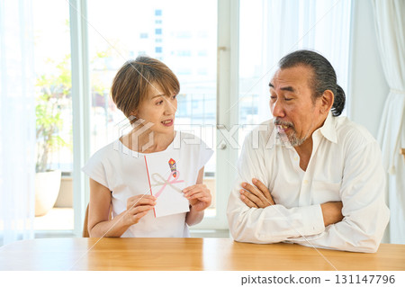 Seniors discussing gifts 131147796