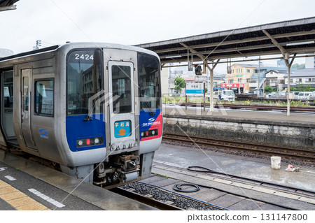 [Uwajima Station] The Uwajima Express arrives at the station in the rain 131147800