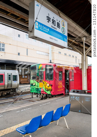 [Uwajima Station] A local train stopped at a station in the rain 131147810