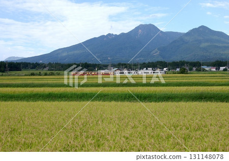 秋季田園風光:妙高山與妙高羽馬線列車 秋季田園風光:妙高山與妙高羽馬線列車 131148078