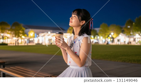 黃昏時分，一位女士在公園長椅上休息 131149046