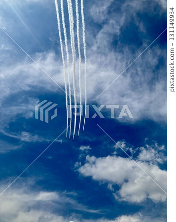 藍天、藍色衝擊波和飛機尾跡 131149934