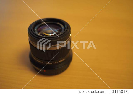 放置在桌上的 M.ZUIKO 45mm F1.8 定焦鏡頭 131150173