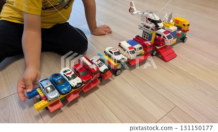 Indoor play for children using their imagination with Tomica 131150177