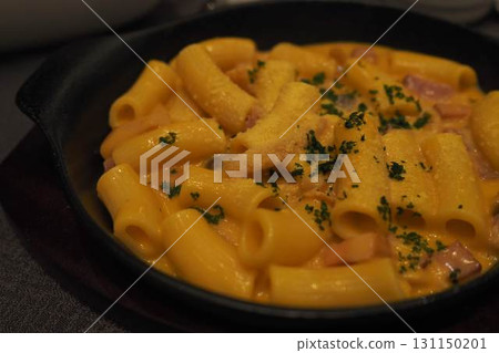 餐廳鐵板燒上盛裝的濃鬱卡邦尼意麵 餐廳鐵板燒上盛裝的濃鬱卡邦尼意麵 131150201