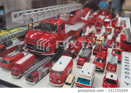 Exquisite German-made miniature fire engine and ambulance models 131150204