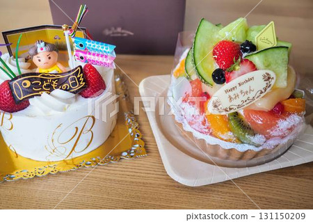 兩個裝飾蛋糕慶祝兒童節和生日 131150209