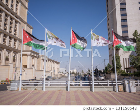 [約旦] 晴朗的藍天下，多面約旦國旗在首都安曼的廣場上飄揚 131150548