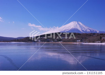 冰凍的山中湖和富士山 131151105