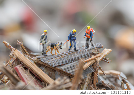 救援人員和搜救犬搜尋地震和颱風造成的損失（立體模型） 131151313