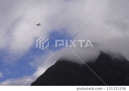 塞斯納飛機飛越峽灣 131151336