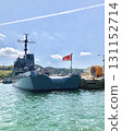 停泊在舞鶴港的驅逐艦和日本國旗 131152714