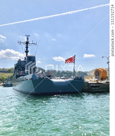 停泊在舞鶴港的驅逐艦和日本國旗 131152714
