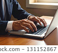 商人的手操作筆記型電腦 131152867