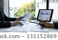 兩個人使用文件和電腦開會 131152869