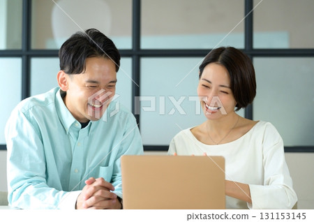 在辦公室工作的日本男性和女性 131153145