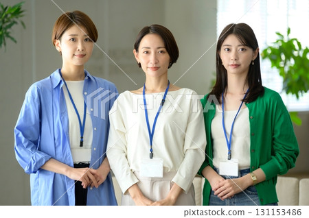 三名日本女性在辦公室排隊 131153486