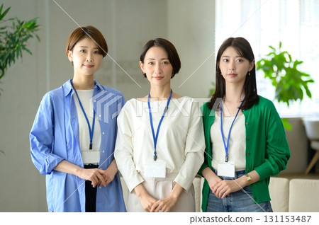 三名日本女性在辦公室排隊 131153487