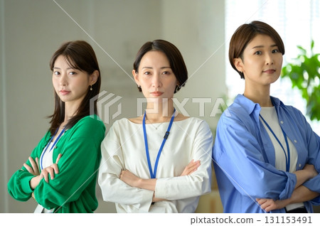 三名日本女性在辦公室排隊 三名日本女性在辦公室排隊 131153491
