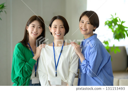 三名日本女性在辦公室排隊 131153493