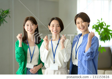 日本女性在辦公室裡站成一排揮舞著拳頭 131153616