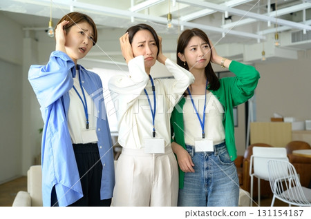 憤怒的日本女性在辦公室排隊 131154187
