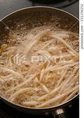 Boiling bean sprouts 131156252