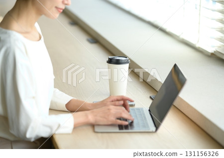 在窗邊工作的日本婦女 131156326