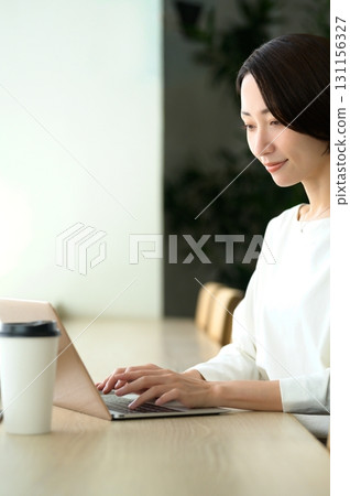 在窗邊工作的日本婦女 131156327