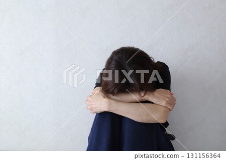 蹲著的女人沮喪 131156364