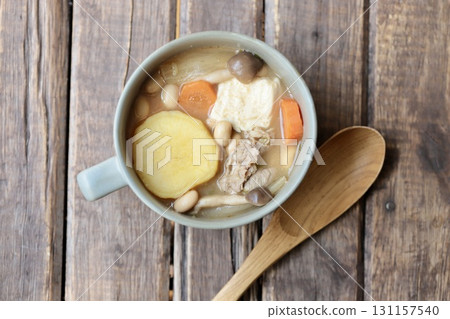 盛在湯杯裡的豬肉味噌湯,裡面有許多地瓜 盛在湯杯裡的豬肉味噌湯,裡面有許多地瓜 131157540