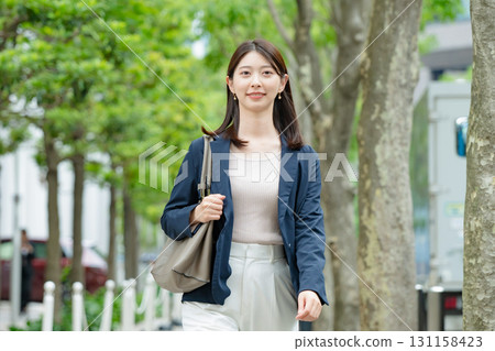 通勤的商界女強人 131158423